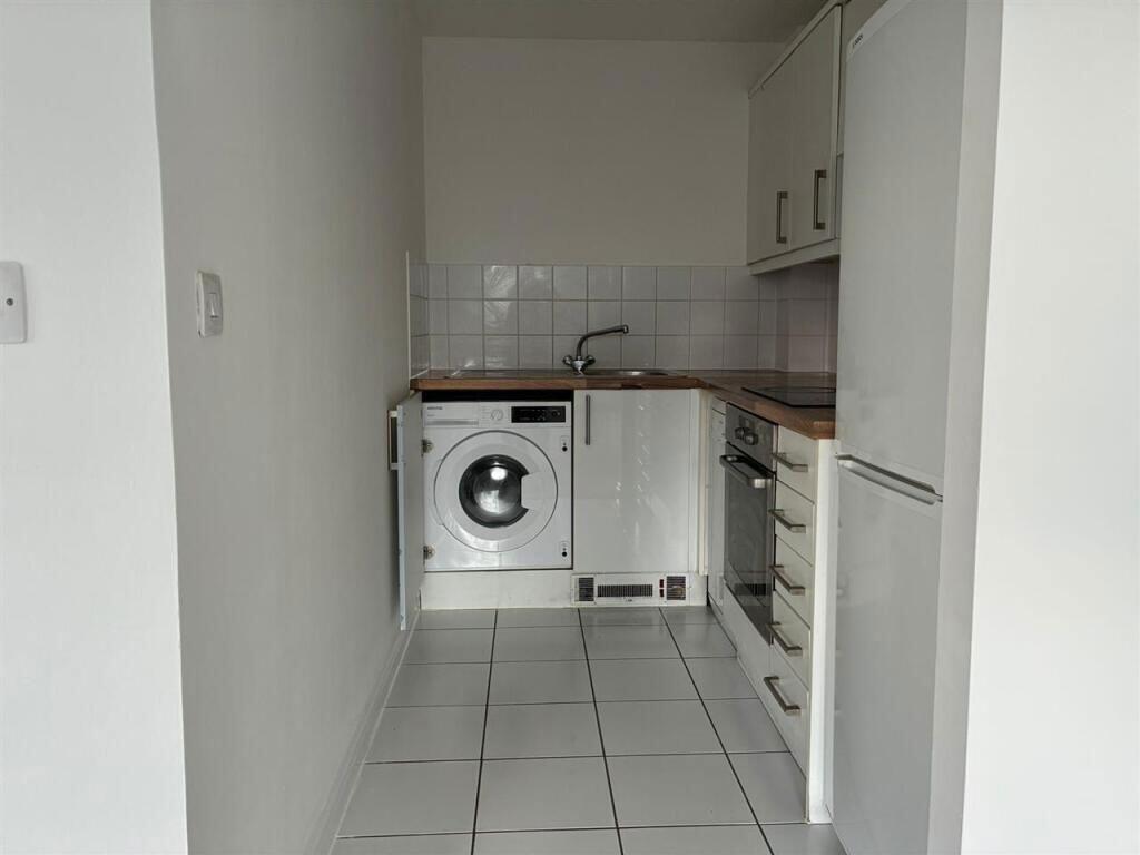 Wooldridge Close, Feltham, Middlesex, tw14 8bf photo 3