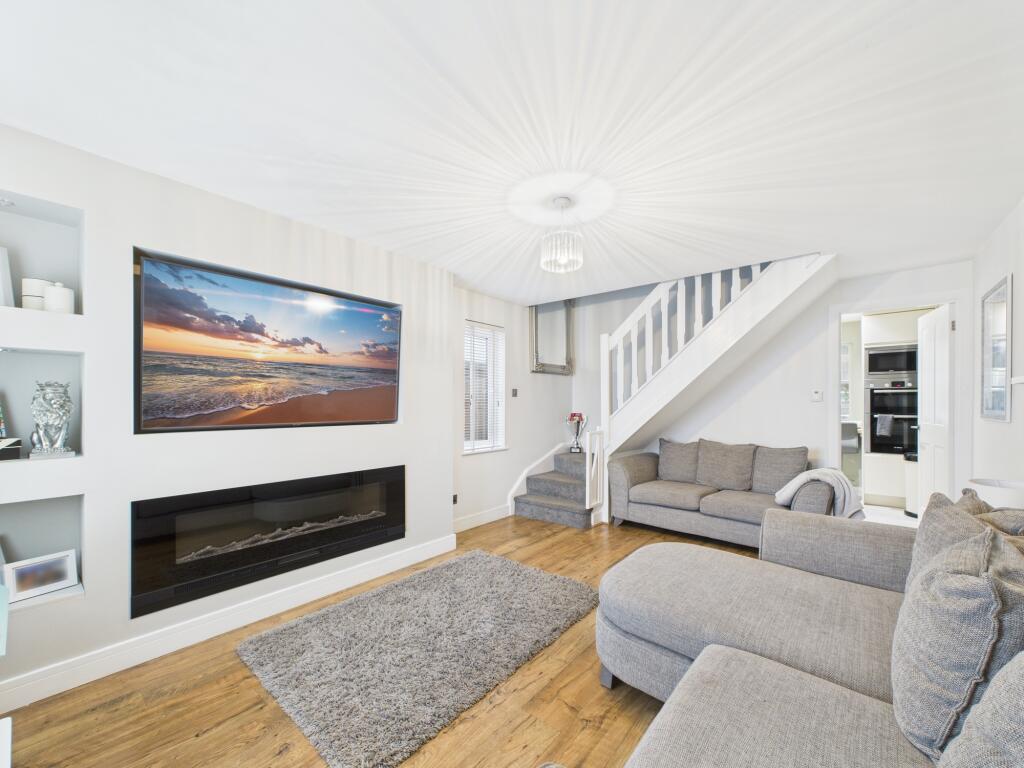 Latimer Drive, Calcot, Reading, RG31 photo 2