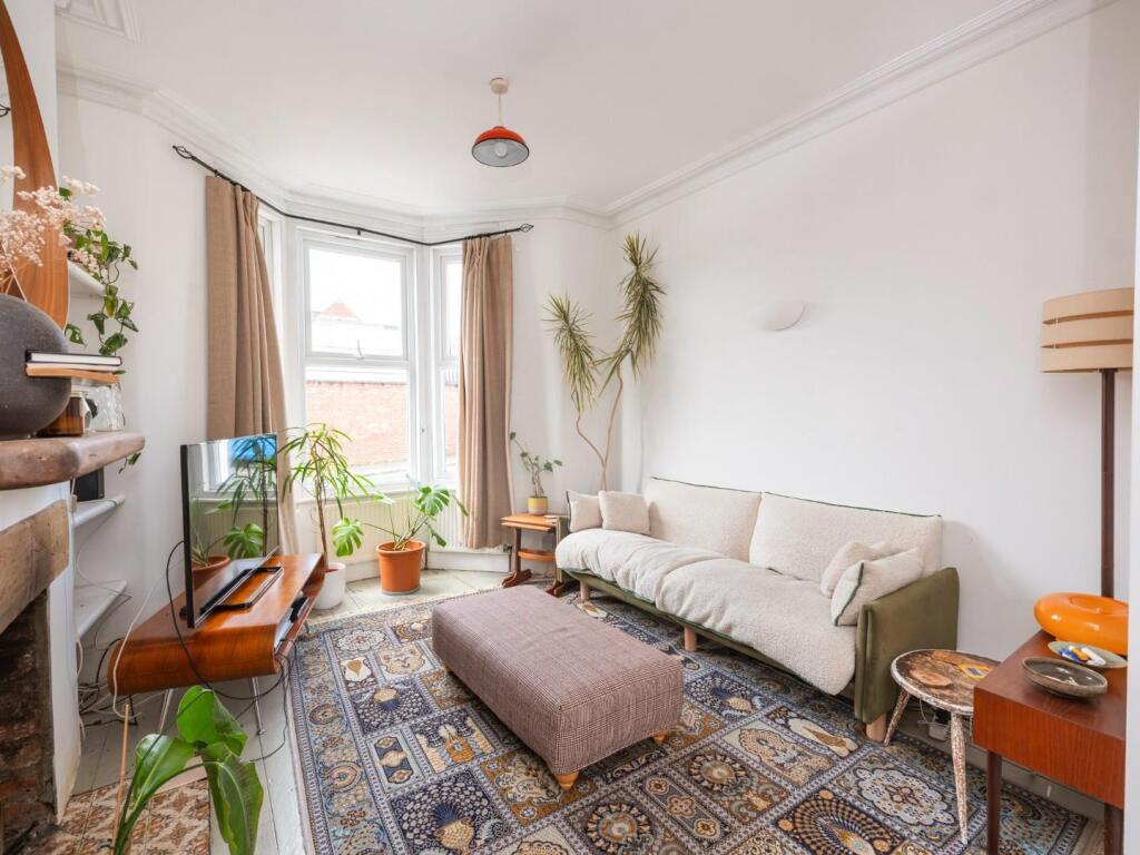 House in Bristol, Windmill Hill, Knowle - More
