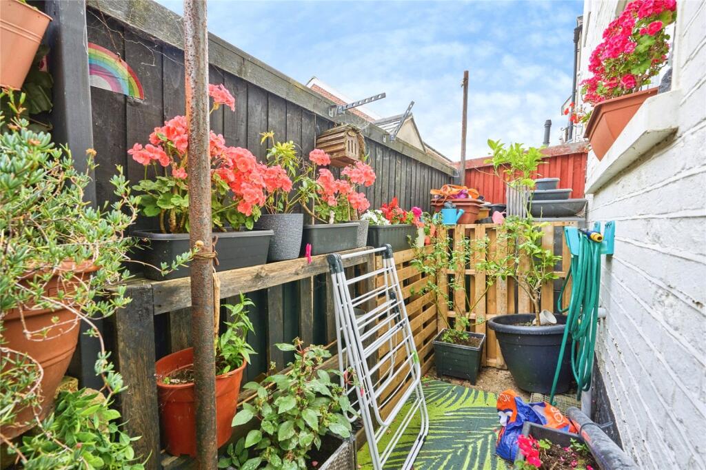 House in Sandown, Yaverland - More