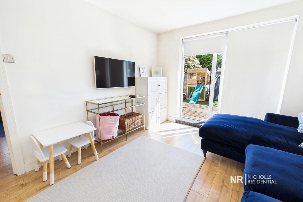 Mansfield Road, Chessington, Surrey. KT9 photo 4