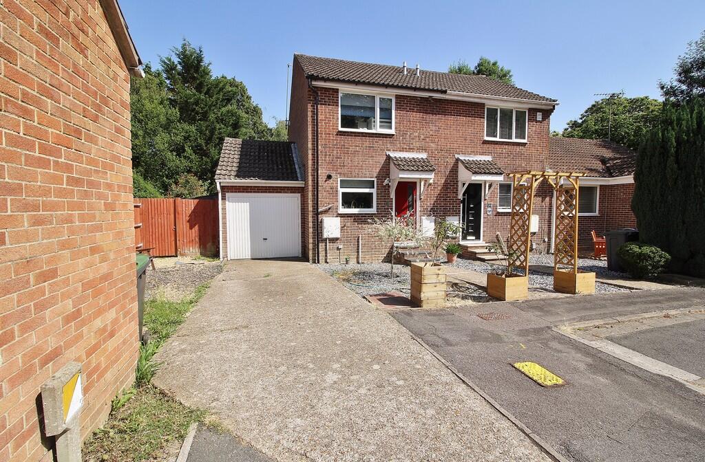 2-bed semi-detached on Holly Drive, Waterlooville, £290,000