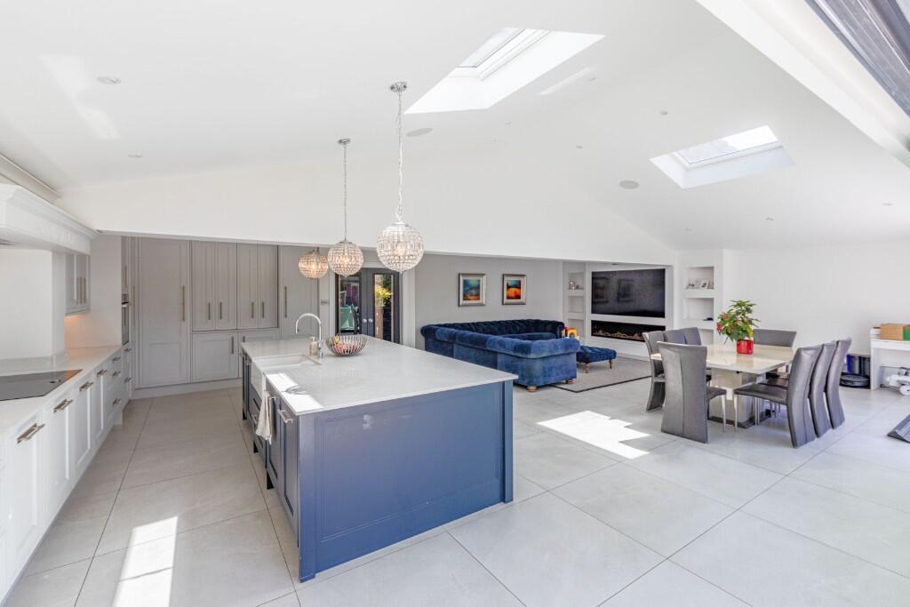 West Grove, Walton-On-Thames, Surrey, KT12 photo 4