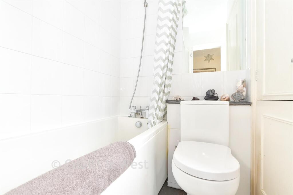 House in Horsham, Billingshurst - More