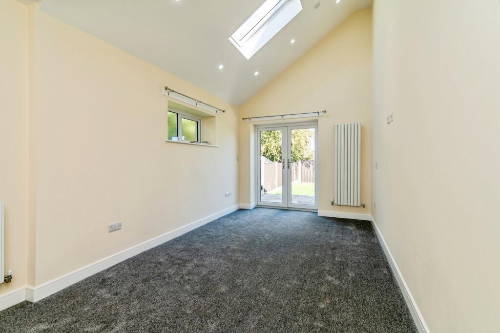 House in Nottingham, Gedling - More