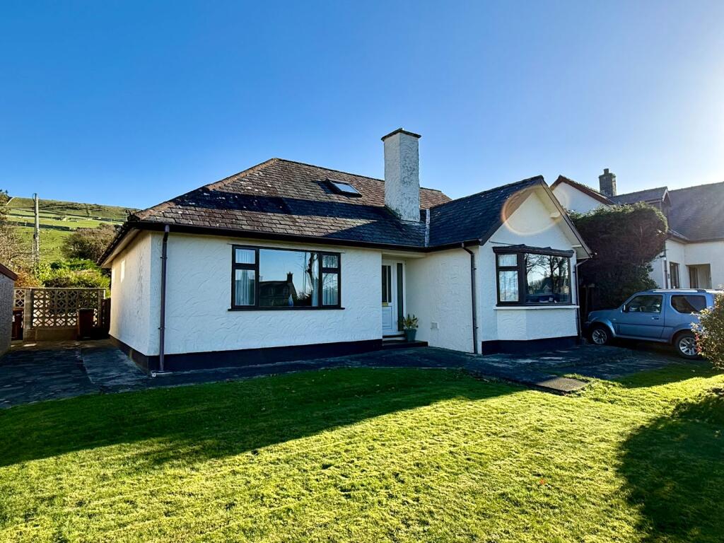 3-bed bungalow on Brynteg, Llwyngwril, LL37 2JE, £349,999