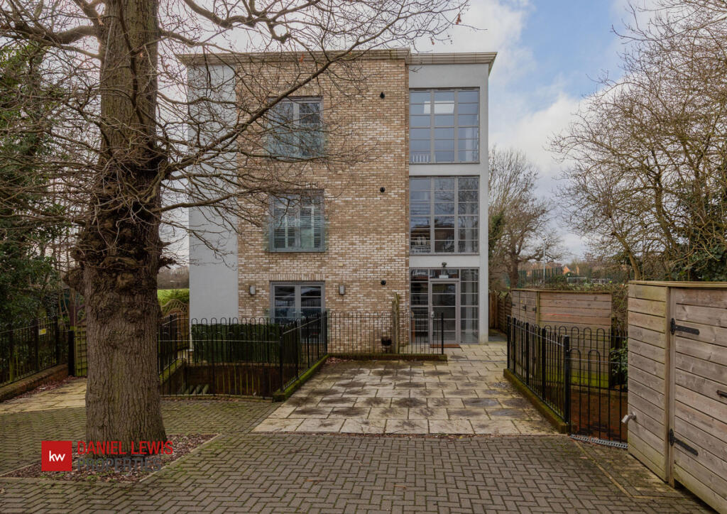 Main image of property: Roding Road, Loughton, IG10