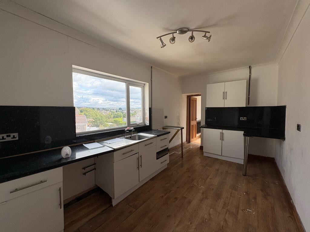 Apartment in Llanelli, Box - View 5