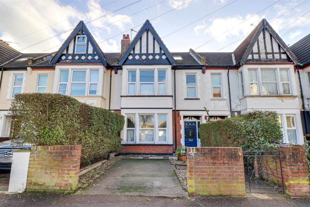 5-bed terraced on Finchley Road, Westcliff-On-Sea, £600,000