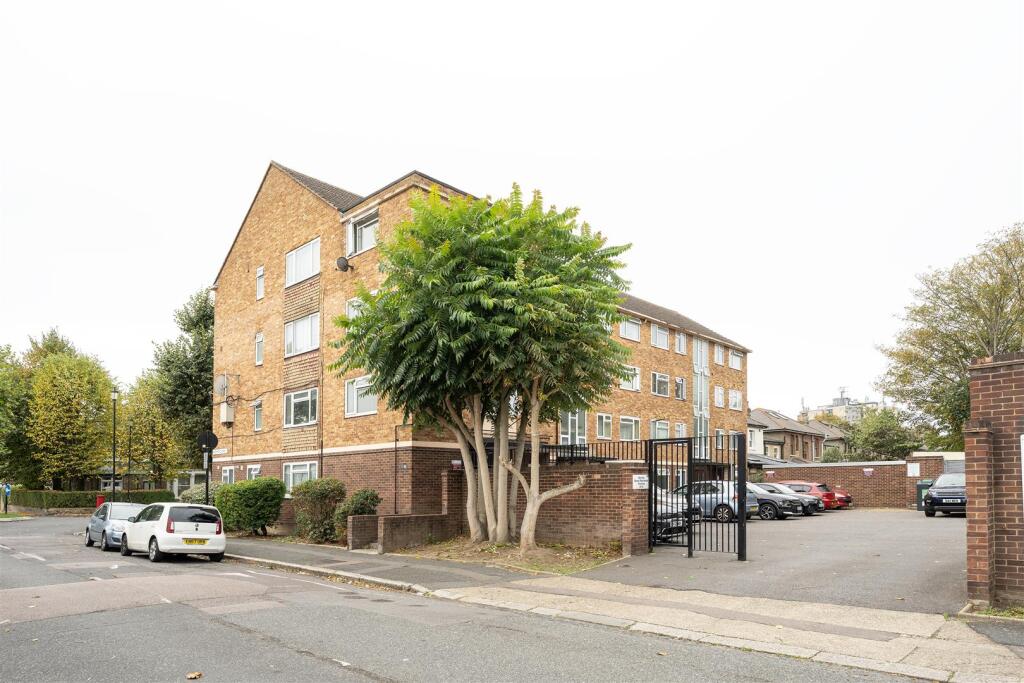 2-bed flat on Richmond Road, Forest Gate, £330,000