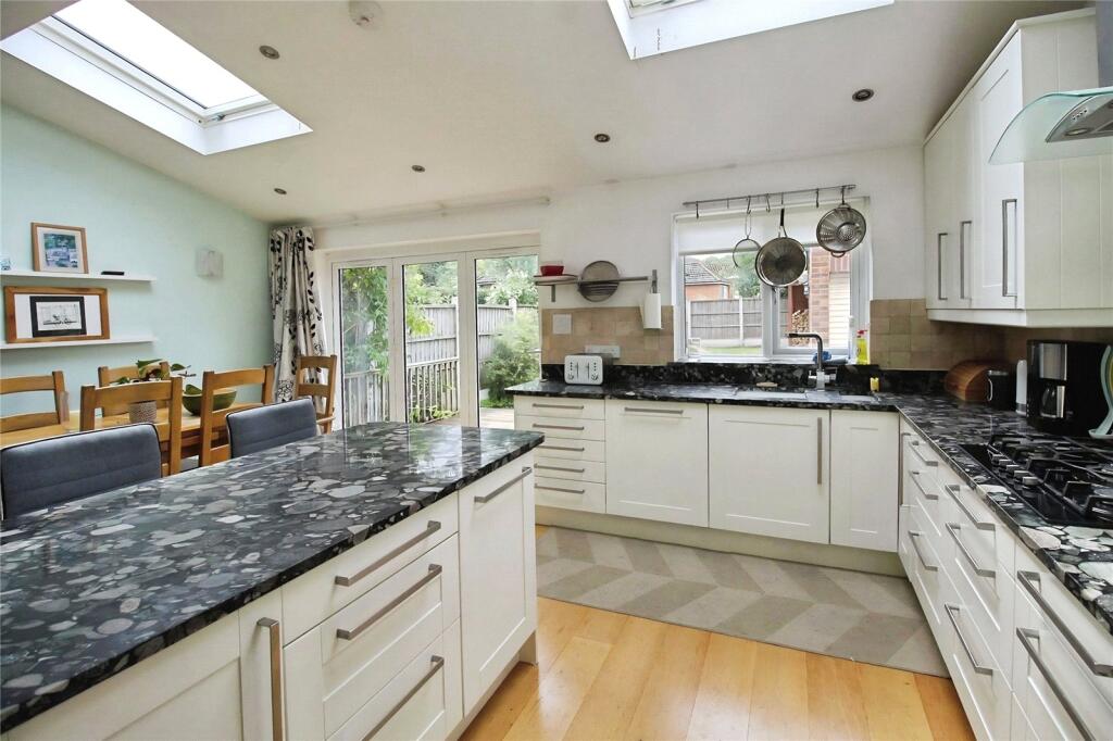 Brentwood Road, Ingrave, Brentwood, Essex, CM13 photo 4