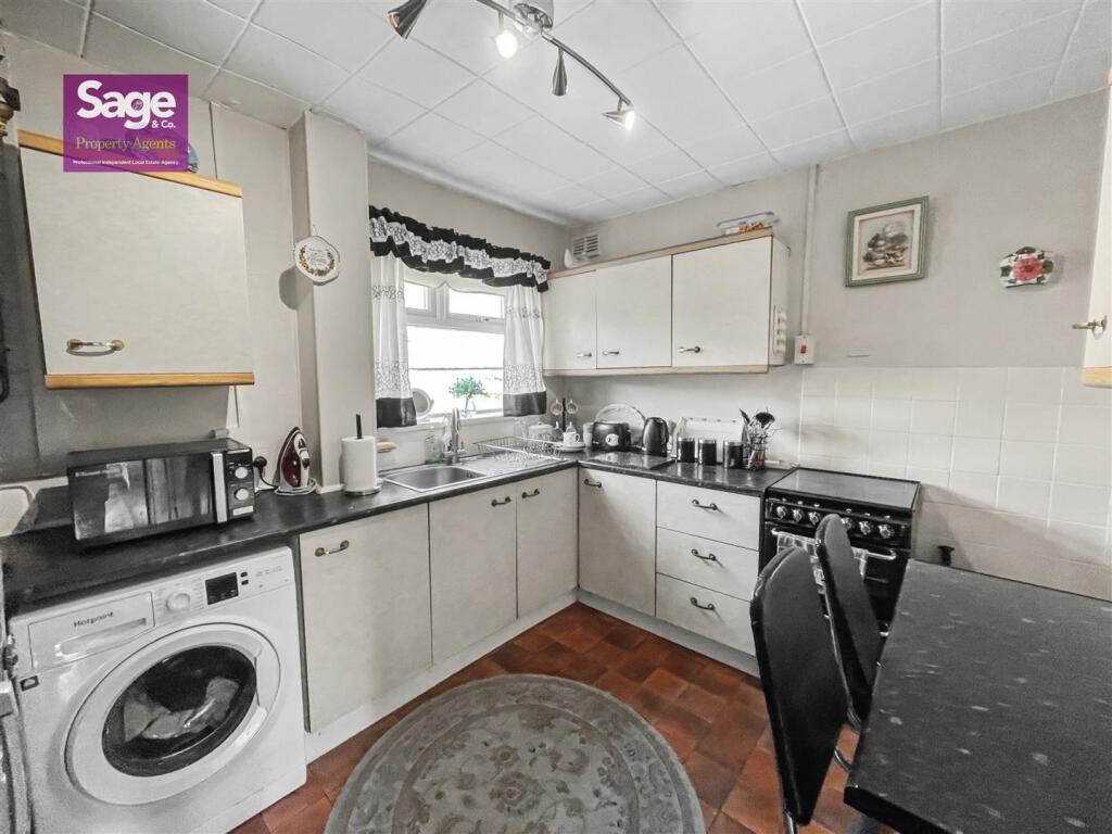 Manor Way, Risca, Newport photo 4