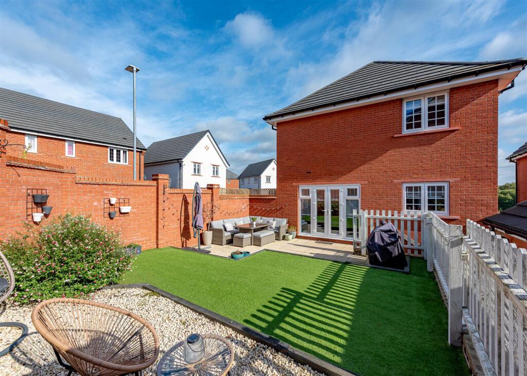 Clover Drive, Himley, Wolverhampton photo 3
