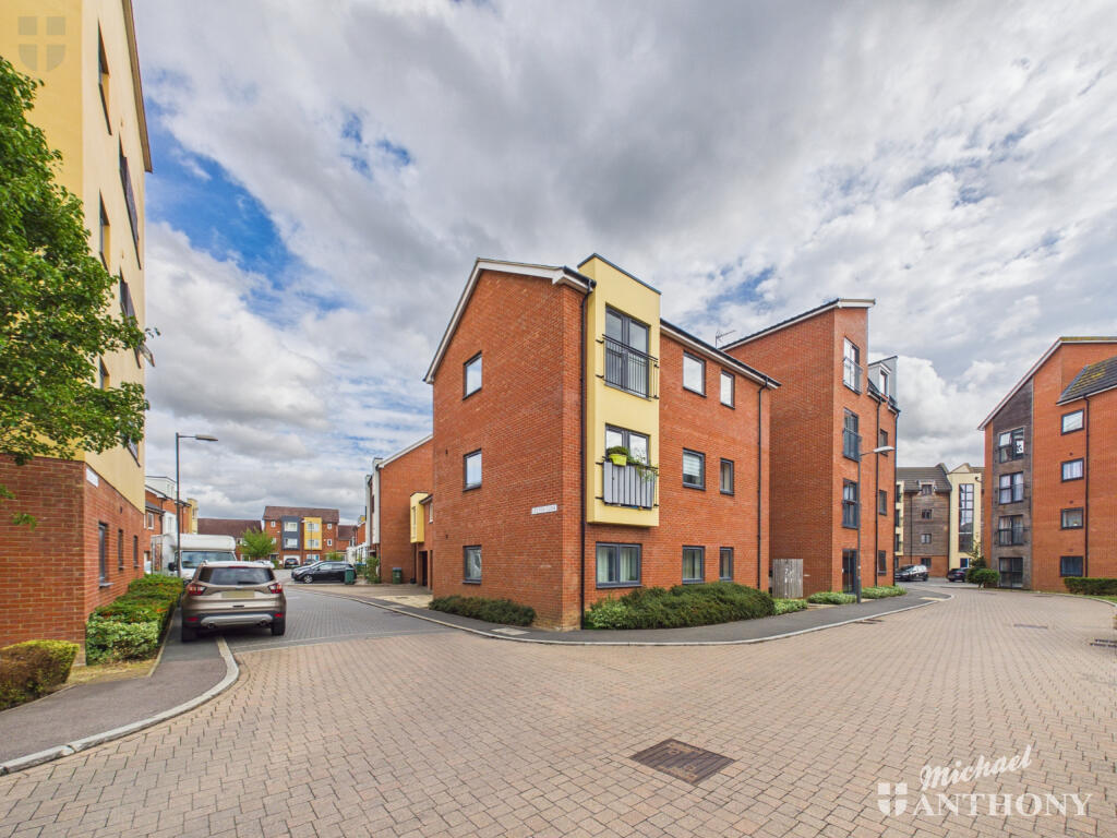 2-bed flat on Stilton Close, Aylesbury, £100,000