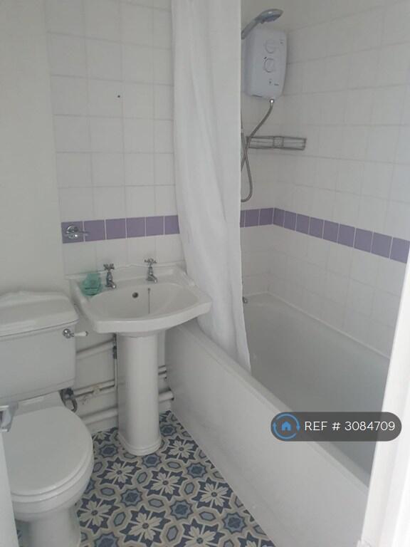 Apartment in Reading - View 5