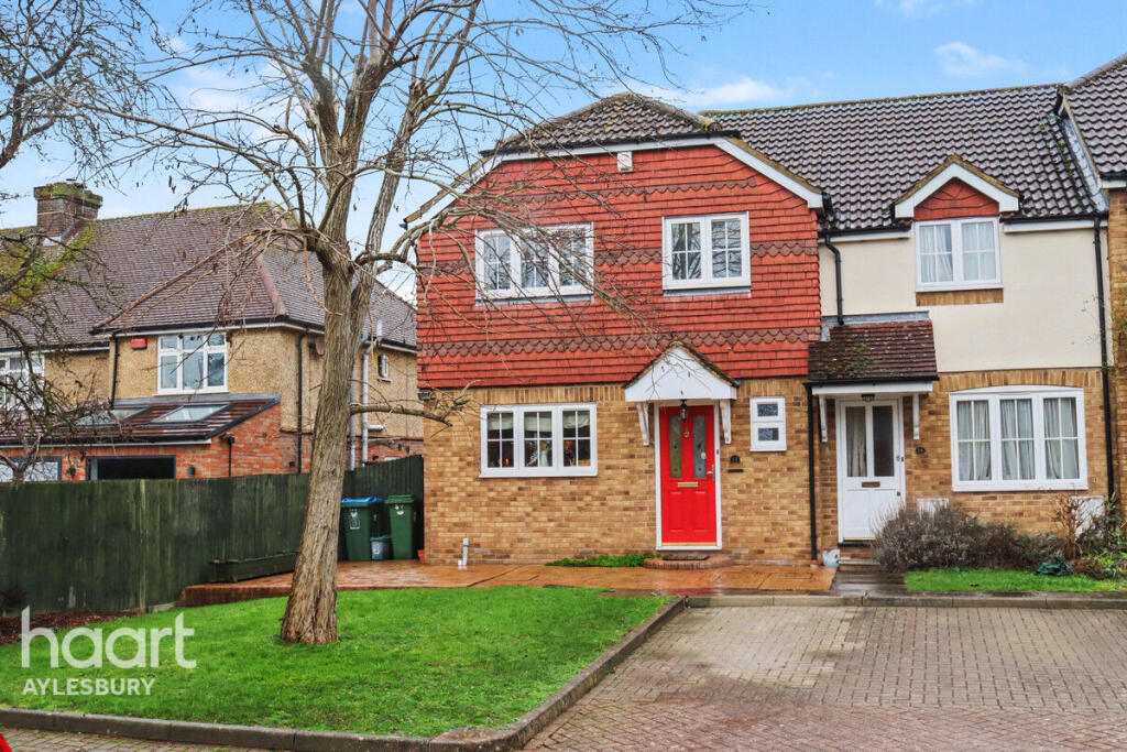 3-bed semi-detached on Turnpike End, Aylesbury, £400,000
