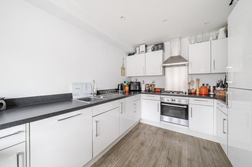 Falcon Way, Bracknell, Berkshire photo 2