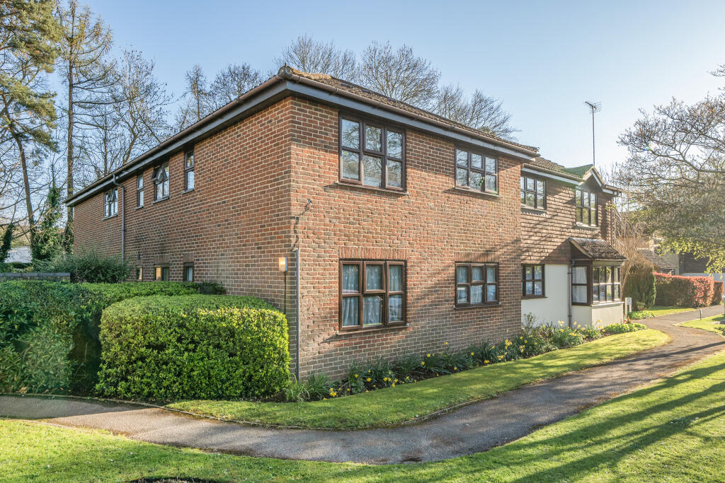 1-bed flat on Eastwick Park Avenue, Bookham, Surrey, KT23, £220,000