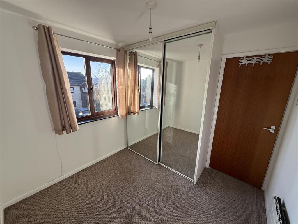 Apartment in Sheffield, Wadsley Bridge, Fox Hill - View 5