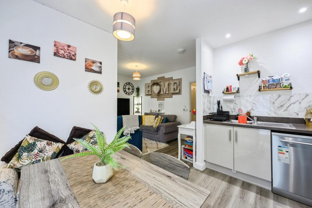 Apartment in Sutton - More