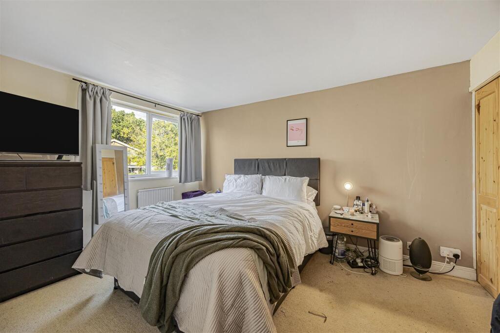 House in Reading, Caversham Park Village, Caversham Park - More