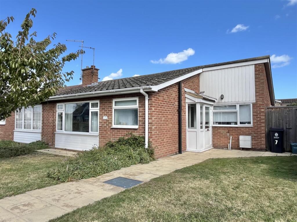 2-bed bungalow on Ospreys, Great Clacton, Essex, £230,000