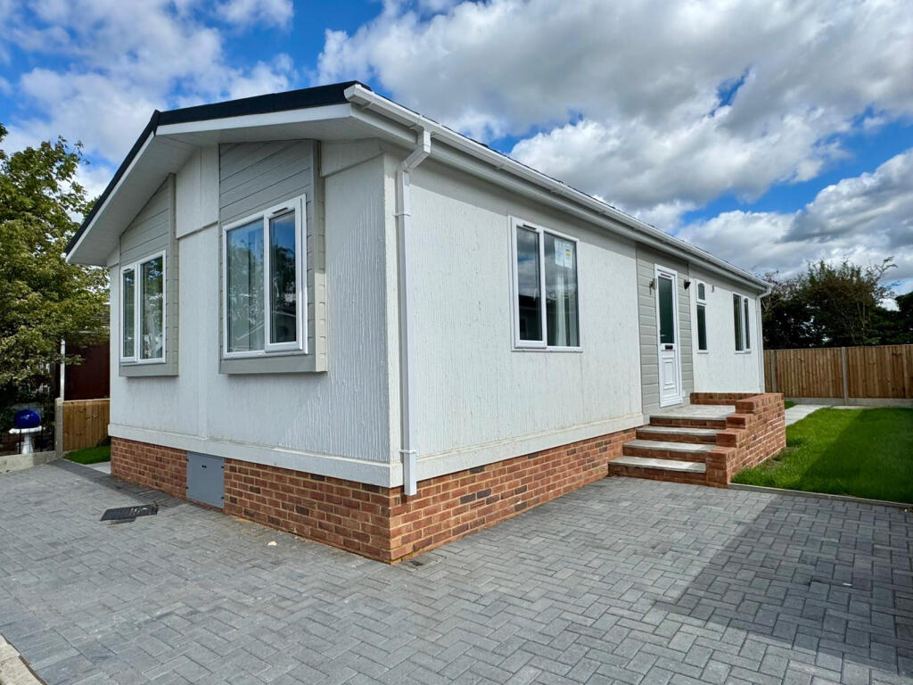 2-bed caravan on Ashford, Kent, TN27, £199,500