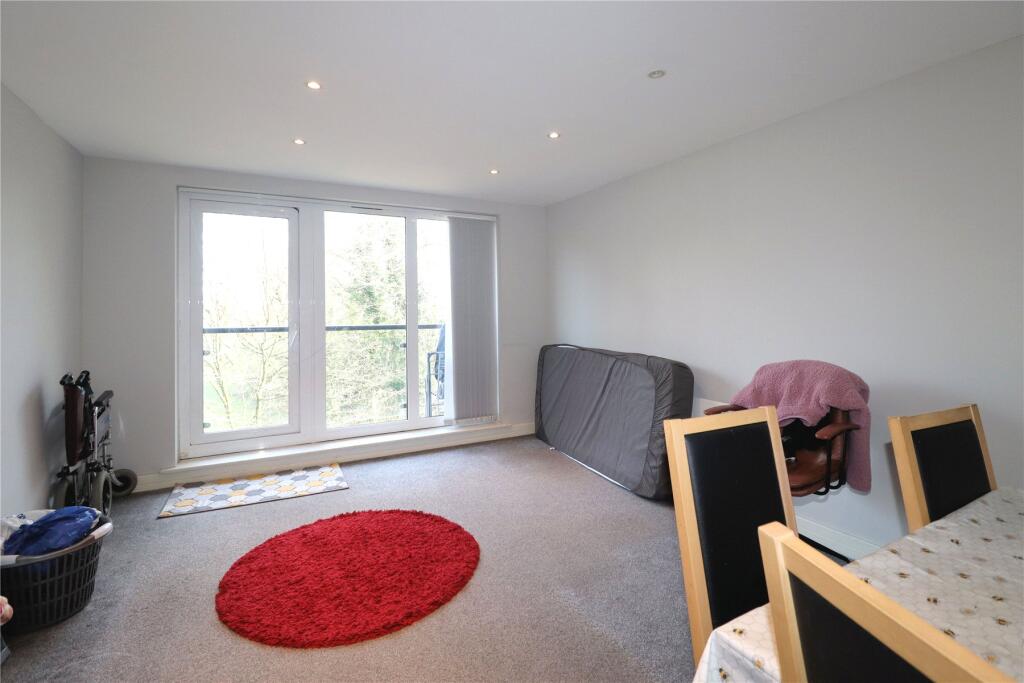 Apartment in Woking, Sheerwater - View 3