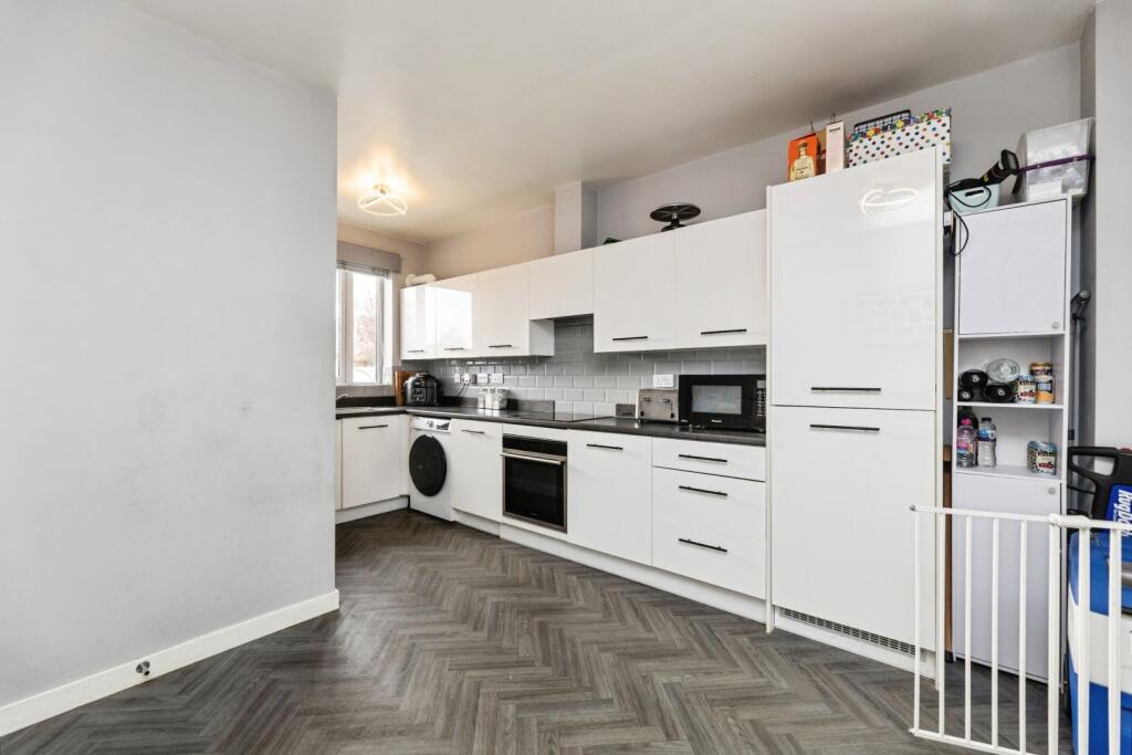 House in Pontefract, South Elmsall - More
