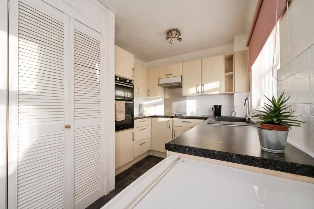 Nutfield Court, Southampton photo 4