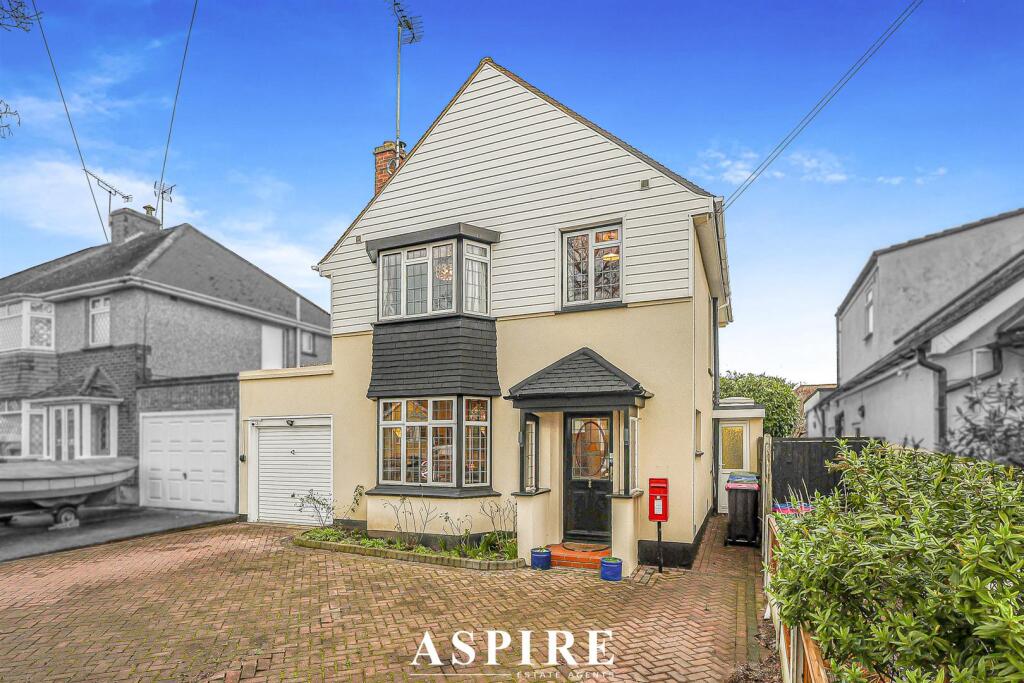 3-bed detached on Flemming Avenue, Leigh-On-Sea, £550,000