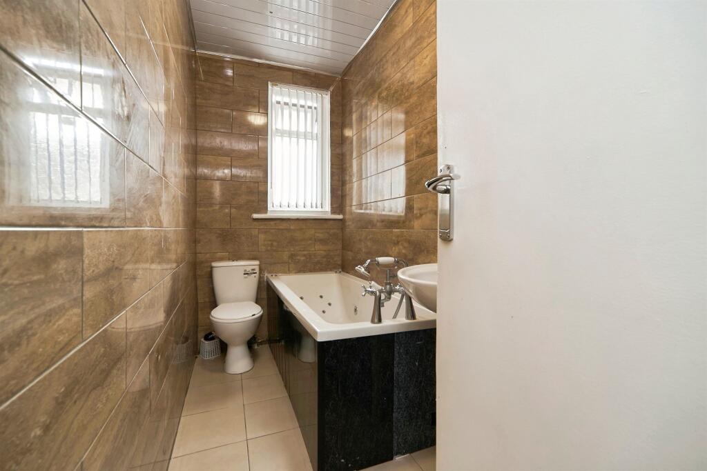 House in Leeds, West Yorkshire - View 5
