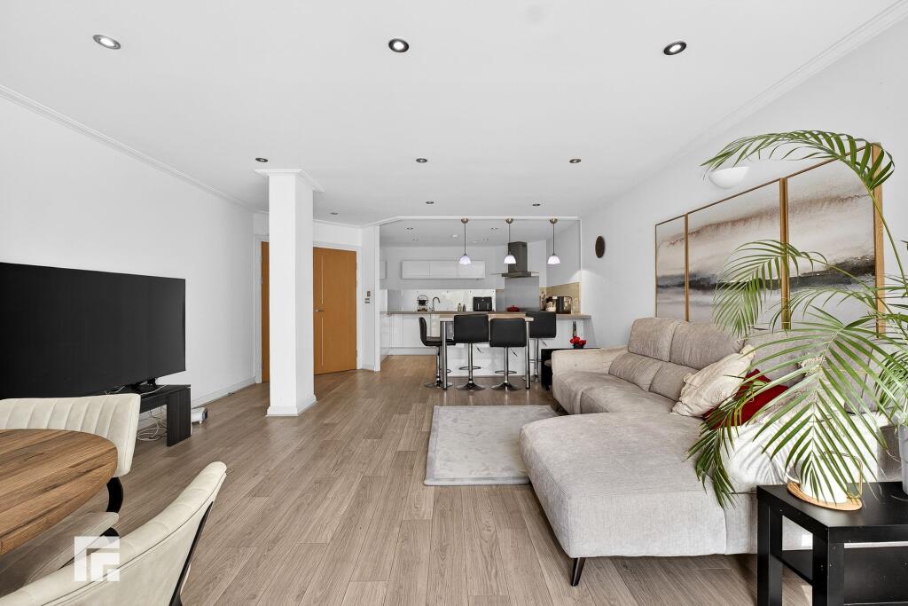 Apartment in Cardiff, Century Wharf, Butetown - View 5