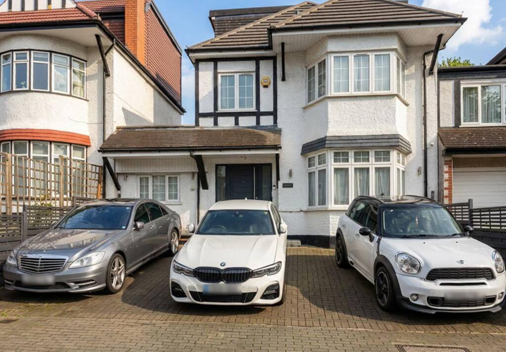Main image of property: Colindeep Gardens, Hendon, London, NW4