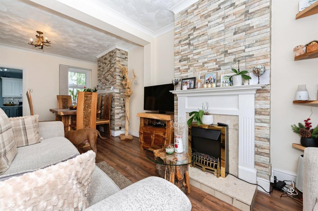 House in Romford - More