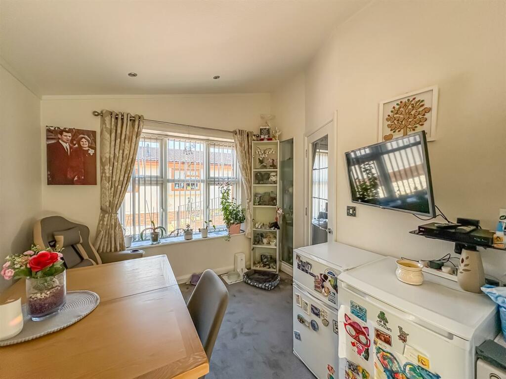 Kingsmans Farm Road, Hullbridge, Hockley photo 4