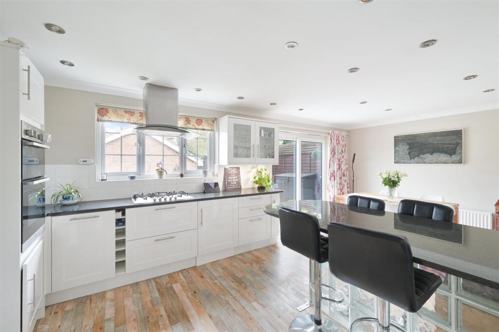 House in Sutton - View 2