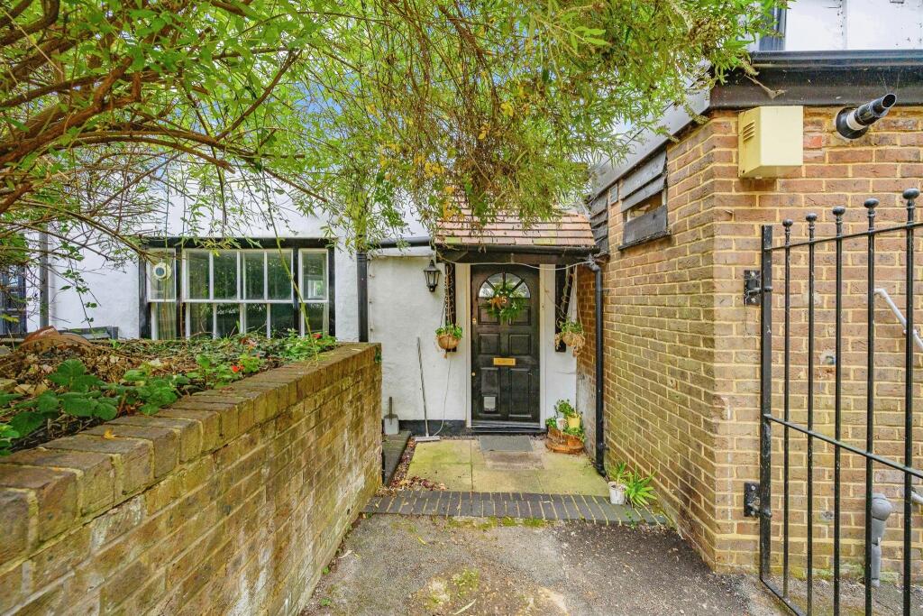 Main image of property: High Street, Hemel Hempstead
