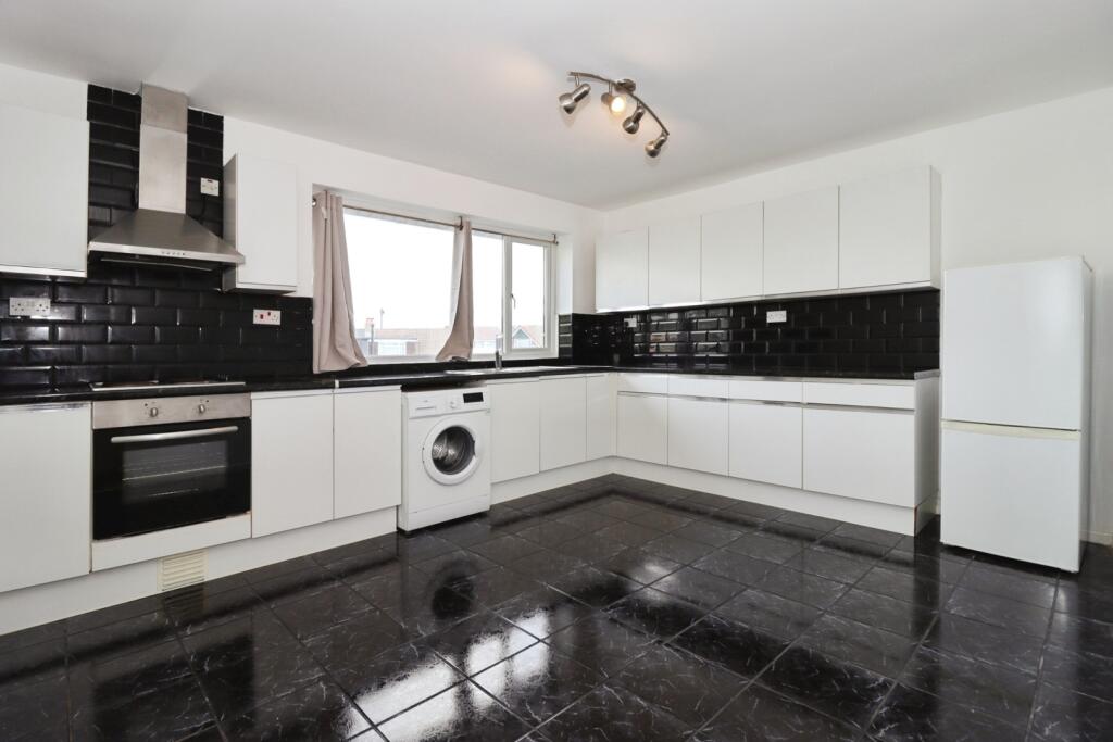 1-bed flat on Chelford Grove, Patchway, Bristol, Gloucestershire, BS34, £150,000