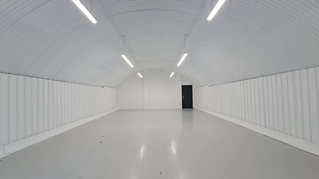 An empty arch with white lining