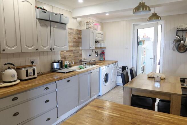 KITCHEN/DINING ROOM: