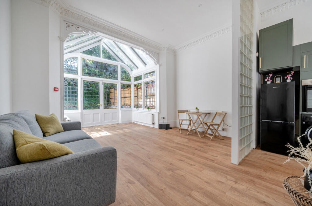Apartment in Brighton, Round Hill - View 2