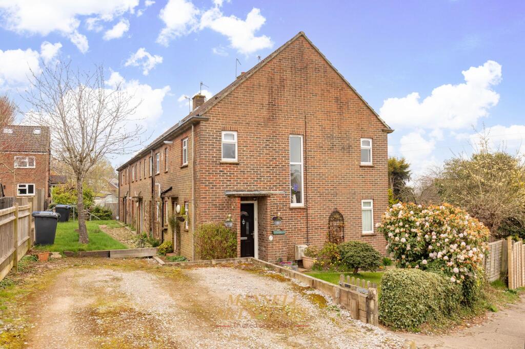 2-bed flat on Withypitts, Turners Hill, RH10, £250,000