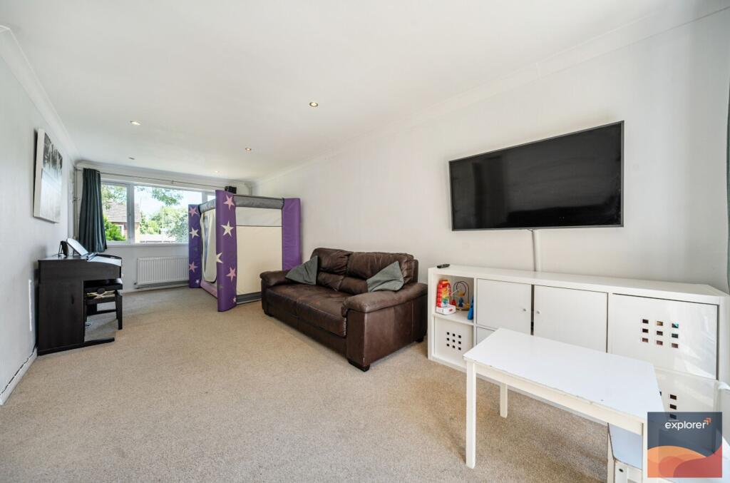 House in Basingstoke and Deane, Buckskin - More