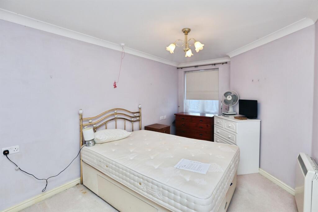 Apartment in Eastleigh, Hedge End - View 5