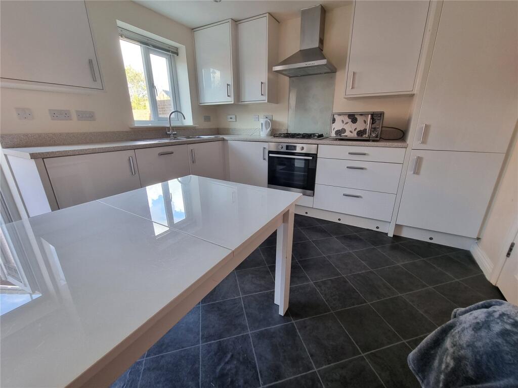 5 bedroom end of terrace house for rent