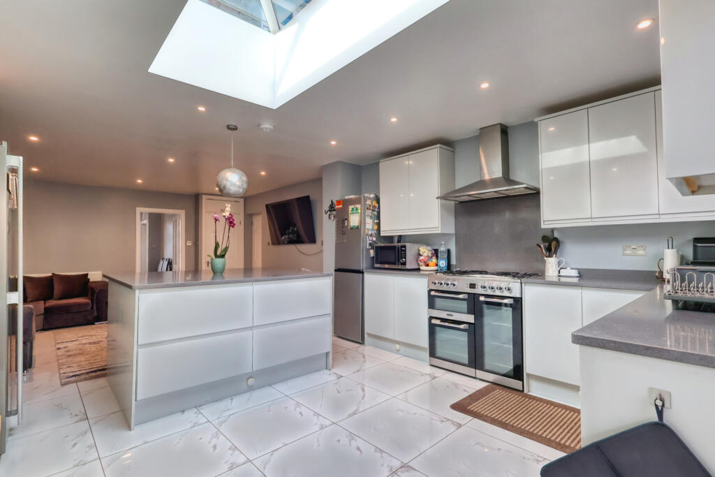 Spearing Road, High Wycombe, HP12 - View 3