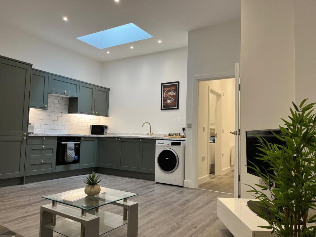 2-bed apartment on High Street, Ryde, Isle of Wight, £140,000