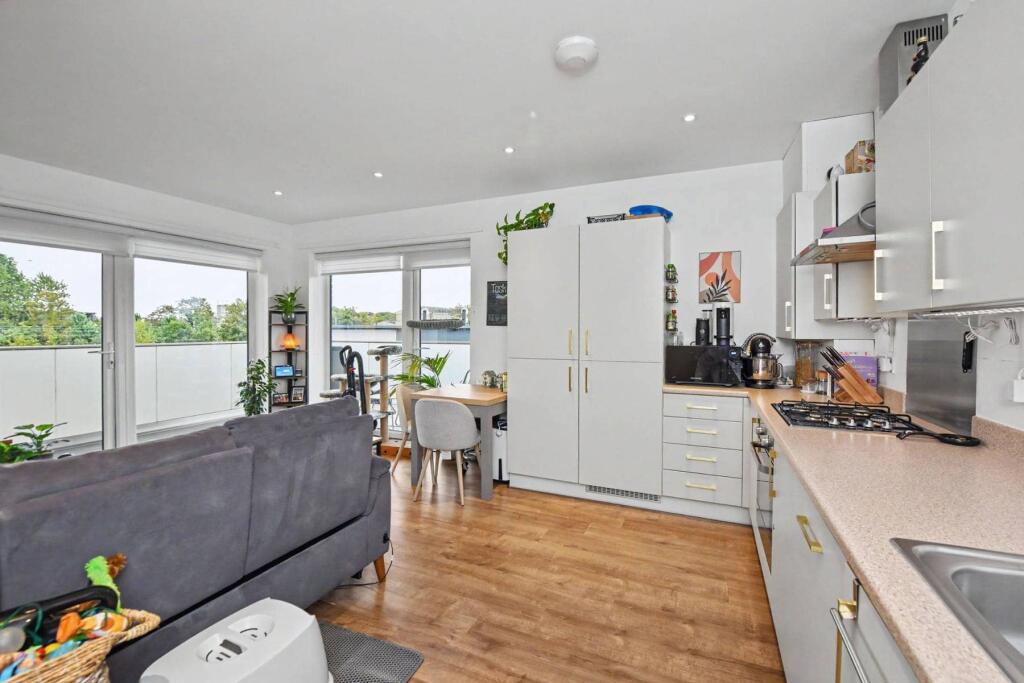 Apartment in Southend-on-Sea - View 4