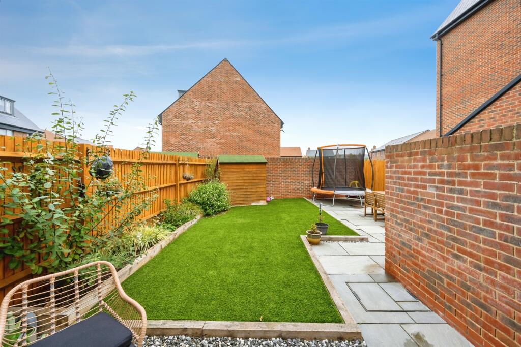House in Hemel Hempstead, Weston Turville - View 4